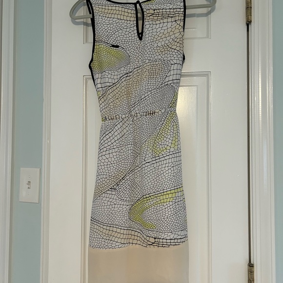 Chic High-Low Dress with Geometric Pattern - Picture 3 of 5